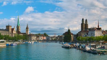 Vistas desde el río  Limmat, con el lago de Zúrich detrás, al centro histórico de Zúrich, que incluye la iglesia de Grossmünster.    María Angélica Aparicio P. El recepcionista del […]