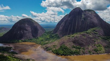 Los Cerros de Mavicure son particularmente famosos por su belleza escénica, especialmente al amanecer y al atardecer, cuando la luz del sol tiñe sus paredes de colores ocres y rojizos, [&hellip;]