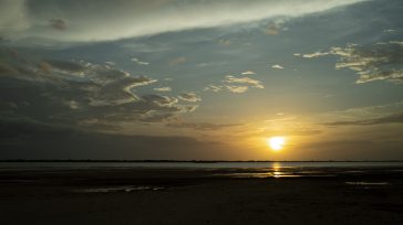El sol se despide en el Cabo de la Vela, pintando el cielo guajiro con tonos naranjas y violetas, mientras el viento acaricia la inmensidad del mar Caribe. Una postal [&hellip;]