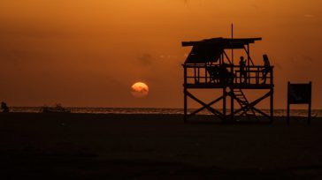 En Riohacha, el anochecer pinta el cielo caribeño con tonos vibrantes mientras la brisa marina envuelve el Malecón, transformando la ciudad en un escenario de luces y calma. &nbsp;