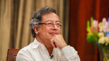 «Solo le pido al pueblo de Colombia, si llega a impedirse que ahora se exprese, en las elecciones del año 2026 reelijan, no a una persona, reelijan el proyecto de [&hellip;]