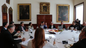 El presidente Gustavo Petro se reunió con líderes nacionales en la Casa Episcopal de Bogotá, convocado por el Primado Luis José Rueda Aparicio. El objetivo fue buscar un acuerdo fundamental [&hellip;]
