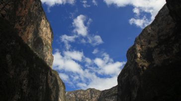 Desde las aguas del río Grijalva, los imponentes acantilados del Cañón del Sumidero en Chiapas se alzan majestuosos, revelando una belleza natural vertiginosa y sobrecogedora. &nbsp;