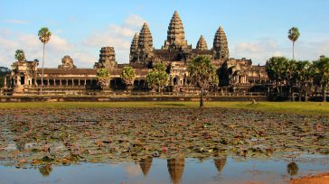 Al final de la tarde, Angkor Wat se baña en una luz dorada, destacando la majestuosidad de su complejo principal. Sus torres icónicas y detallados bajorrelieves proyectan sombras dramáticas, creando [&hellip;]