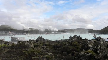 Blue Lagoon en Islandia cautiva con sus aguas geotermales de un surrealista azul lechoso, ricas en sílice y minerales. Su belleza radica en el contraste de sus vapores con el [&hellip;]