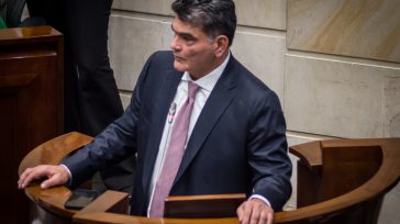 Gregorio Eljach Pacheco, Procurador General de la Nación &nbsp; Javier Sánchez  Bogotá, Colombia – En un giro que eleva la tensión política en el país, nueve partidos políticos independientes y [&hellip;]