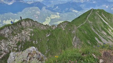 El Kammweg (o «Camino de la Cresta») es una histórica ruta de senderismo alemana, conocida por recorrer las cumbres montañosas. Aunque no bordea directamente Austria, una parte significativa de su […]