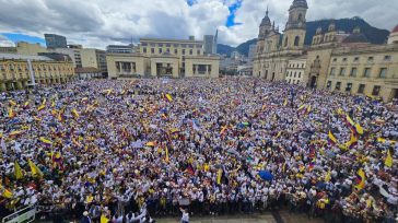 Bogotá se volcó en una masiva marcha por la paz, donde miles de ciudadanos, vestidos de blanco y en silencio, expresaron su contundente rechazo a la violencia. Fue un clamor [&hellip;]