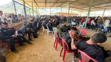 En el Cañón del Micay, militares del Ejército y la Policía permanecieron  retenidos en un polideportivo, custodiados por la propia comunidad campesina, que clama a los grupos en conflicto que [&hellip;]