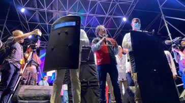 El presidente de Colombia, Gustavo Petro, ahora es custodiado con un visible despliegue de seguridad que incluye escudos protectores y chalecos antibalas, una medida que subraya la seriedad de las [&hellip;]