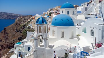 Oia se alza en la caldera de Santorini, con sus casas blancas y cúpulas azules colgando de acantilados, ofreciendo vistas espectaculares al mar Egeo y sus atardeceres. &nbsp; Primicia Diario [&hellip;]