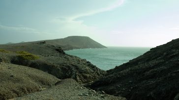 En La Guajira, Colombia, el Cabo de la Vela se alza como un promontorio desértico que se encuentra con el mar Caribe. Es un lugar de paisajes áridos y vistas [&hellip;]