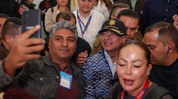 Durante su visita a Pasto, el presidente Gustavo Petro dedicó un momento en el evento para interactuar con los asistentes y participar en la toma de selfies, demostrando cercanía con […]