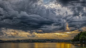 Paisaje árido y montañoso, donde la tierra rocosa se encuentra con las aguas turquesas del mar Caribe bajo un cielo claro. &nbsp; &nbsp; Mundo  Primicia Diario El Mar Caribe, conocido [&hellip;]