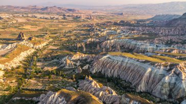 Capadocia, en Turquía, ofrece una vista aérea espectacular cerca de Göreme, revelando de norte a sur la ciudad de Avanos, el pueblo de Çavusin, y los vibrantes valles Güllüdere y [&hellip;]