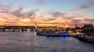 El Cuerno de Oro en Estambul se transforma al anochecer, reflejando las luces de la ciudad y las siluetas de las mezquitas en sus aguas. Este estuario histórico crea un [&hellip;]