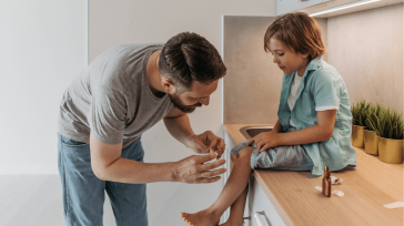 Los errores comunes a evitar: el uso de alcohol o agua oxigenada directamente sobre la herida (retrasan la cicatrización), la aplicación de remedios caseros como café o miel (pueden contaminar), [&hellip;]