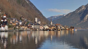 Este pintoresco pueblo, incrustado entre un lago de aguas cristalinas y majestuosas montañas alpinas, parece sacado de un cuento de hadas. Es famoso por sus casas de madera centenarias que [&hellip;]