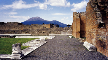 El Monte Vesubio, imponente sobre las ruinas de Pompeya, es un mudo pero poderoso testigo de su fuerza destructora y la efímera existencia humana. La imagen evoca la fragilidad de [&hellip;]