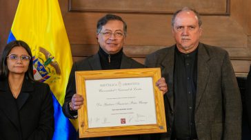 El presidente de Colombia, Gustavo Petro, recibiendo el título de Doctor Honoris Causa de la Universidad Nacional de Lanús en Argentina. Se le ve en el estrado, junto a las [&hellip;]