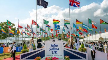 Durante la Jalsa Salana, Su Santidad Hazrat Mirza Masrur Ahmad, el Quinto Califa, presidió una plaza adornada con más de 100 banderas, simbolizando la diversidad de los países presentes en [&hellip;]