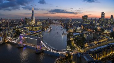 El horizonte de Londres al atardecer exhibe una impresionante mezcla de arquitectura histórica y moderna, con puntos de referencia icónicos como The Shard y el Tower Bridge a lo largo [&hellip;]