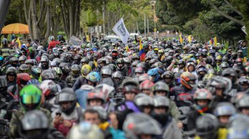 Miles de motocicletas no solo serpentean con audacia entre vehículos, ocupando cada centímetro de asfalto, sino que han invadido espacios que por diseño pertenecen a otros: se toman impunemente las [&hellip;]