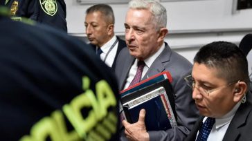 Álvaro Uribe Vélez, escoltado por la policía y su seguridad momentos cuando abandona las instalaciones de Paloquemao. «Señora juez, le pido respetuosamente que me absuelva. Yo no pedí testigos, pedí [&hellip;]