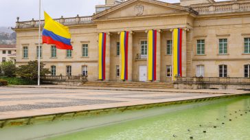 Tras el magnicidio del senador Miguel Uribe Turbay, el presidente Petro decretó tres días de duelo nacional y ordenó izar la bandera de Colombia a media asta en todas las [&hellip;]