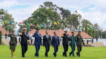 El presidente Gustavo Petro y el ministro de Defensa,Pedro Sánchez , encabezaron el desfile con la cúpula militar y de policía en la ceremonia de ascenso de dos nuevos brigadieres [&hellip;]