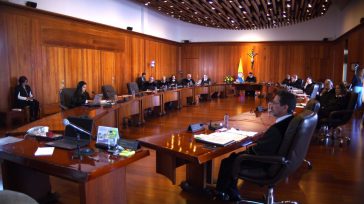 El reemplazo del magistrado José Fernando Reyes Cuartas en la Corte Constitucional está en el centro de la polémica. Se denuncian posibles favores de uno de los candidatos a la […]