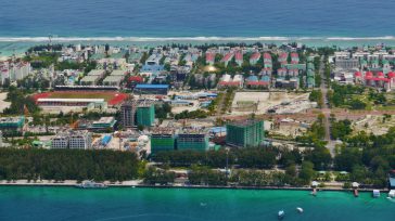 Desde una vista parcial, Hulhumalé se presenta como una isla artificial en Maldivas, concebida y construida para aliviar la congestión de la capital, Malé, sirviendo como una moderna y planificada […]
