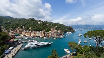 Portofino es un pintoresco puerto en la Riviera italiana, famoso por sus coloridas casas escalonadas y su bahía llena de yates de lujo.