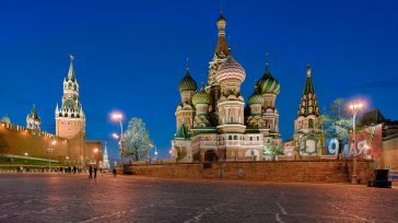 La Plaza Roja, epicentro de la historia rusa, se ilumina al caer la noche, ofreciendo un majestuoso telón de fondo para la icónica Catedral de San Basilio con sus cúpulas [&hellip;]