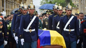 Con honores, la Guardia Presidencial de Colombia trasladó el féretro del senador Miguel Uribe Turbay. La solemne procesión partió del Congreso de la República, donde se había instalado la Cámara [&hellip;]