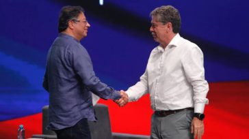 El presidente de Colombia  Gustavo Petro y presidente de la ANDI Bruce Mac Master, cuando se saludaban de manera cordial.  &nbsp; &nbsp; Javier Sánchez  Política  El presidente de Colombia, Gustavo [&hellip;]