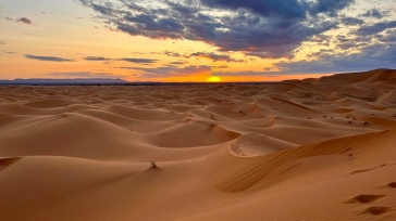 Las Dunas de Erg Chebbi son un vasto mar de arena dorada y rojiza en el sureste de Marruecos, conocido por sus dunas que pueden alcanzar hasta 150 metros de [&hellip;]