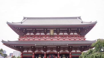 El Templo Sensō-ji es el templo budista más antiguo de Tokio, un lugar emblemático lleno de historia y cultura. Con su imponente puerta Kaminarimon y su vibrante Nakamise-dori, ofrece una […]