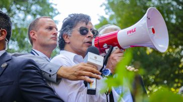 «La ONU no autoriza que el presidente de Colombia se pare como máximo idealista revolucionario en una esquina de Manhattan a pedirle a los soldados gringos que no le obedezcan […]