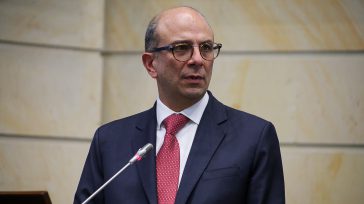 Carlos Camargo Assis, nuevo magistrado de la Corte Constitucional     Primicia Diario Política El Senado de la República de Colombia eligió a Carlos Camargo Assis, exdefensor del Pueblo, como […]