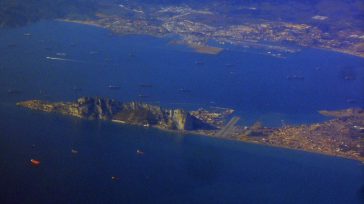 Vista aérea del tómbolo de Gibraltar, la estrecha franja de tierra que une el Peñón de Gibraltar con la Península Ibérica. La imagen muestra el aeropuerto de Gibraltar, flanqueada por […]