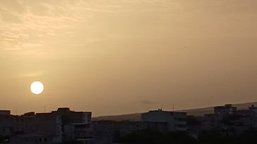 El fenómeno se debe a la dispersión de Rayleigh, un proceso físico en el que las moléculas de aire dispersan la luz solar.   Fernando Pinto Cabo Verde-África  Primicia Diario […]