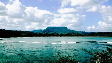 El paisaje es sorprendente no solo por su bahía en forma de gran laguna o de herradura entre montañas, sino también por una pintoresca elevación aplanada rectangular de 575 metros […]