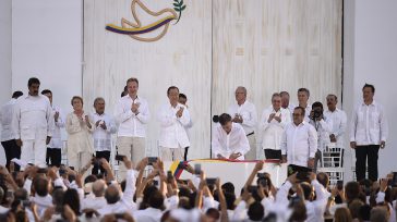 «La paz de Santos pivoteada   para ganarse el Nobel  se vino abajo  en un par de días porque se constató que  no solo impulsó al máximo el negocio del narcotráfico […]