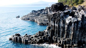 Columnas de basalto de Jusangjeolli, una impresionante formación rocosa en la isla de Jeju-do, Corea del Sur. Las columnas hexagonales fueron creadas por lava volcánica que se enfrió y contrajo […]