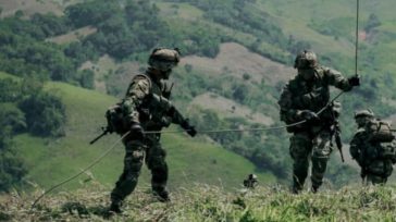 Los militares llegaron al lugar donde dos militares que  fueron rociados con gasolina y quemados durante una asonada.   Primicia Diario En un contundente comunicado, la delegación del Gobierno nacional […]