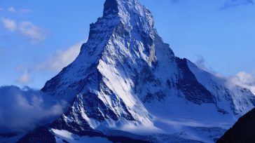 Visto desde el Domhütte en Valais, el Matterhorn es una montaña imponente y majestuosa. Las elevaciones de Swisstopo destacan su perfil escarpado y sus picos rocosos, mostrando su imponente tamaño. […]
