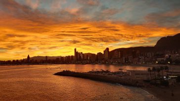 Espectacular atardecer anaranjado y rojizo sobre la costa, iluminando el skyline de Benidorm, mientras las luces de la ciudad se reflejan sobre el mar Mediterráneo. La playa y un pequeño […]