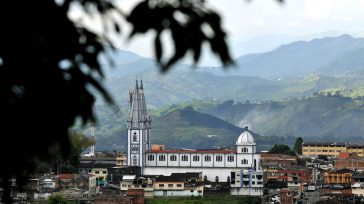 La Basílica Menor de Nuestra Señora de las Mercedes es el símbolo arquitectónico de Chinchiná, Caldas, destacando por su imponente torre gótica en medio del paisaje cultural cafetero. Su silueta […]