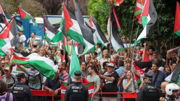 Una protesta contra Israel y a favor de los territorios palestinos obligó este miércoles a suspender el final de la etapa de La Vuelta Ciclista a España en Bilbao “por motivos de seguridad”, anunció […]